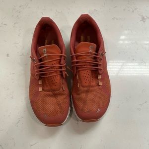 On The Cloud Women’s Running Shoes Good Condition and Tread 6.5 Chili
